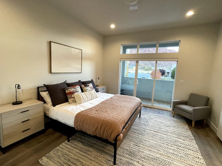 Master suti, kitanda cha mfalme (godoro la korosho). Tembea nje ya staha. Shabiki wa dari.