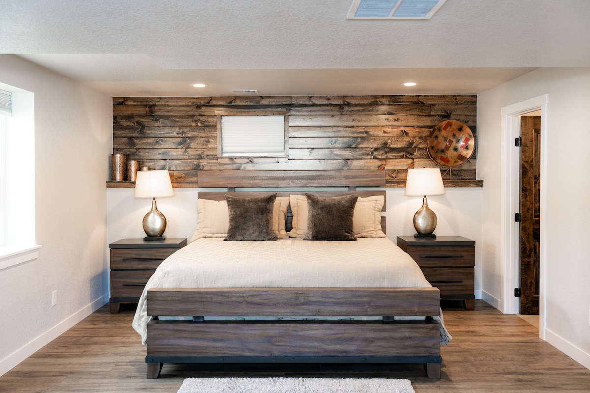 מיטת הקינג סייז תופסת את הקומה התחתונה ויש לה אמבטיה פרטית משלה.