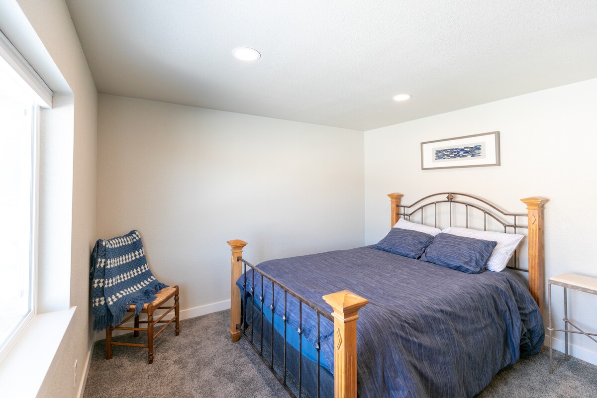 בחדר השינה הזה יש מיטת קווין סייז, ואשתמש בחדר הרחצה השלישי, הממוקם במסדרון של הקומה העליונה.
