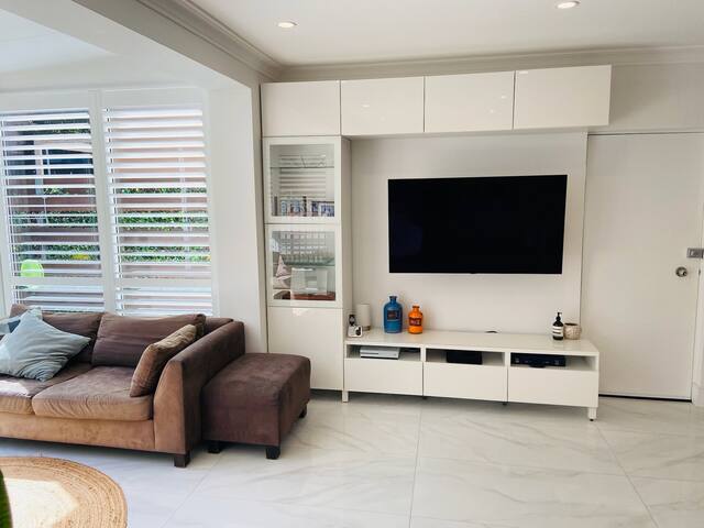 Sunny 3-bed Townhouse, Rose-Bay gallery image 5