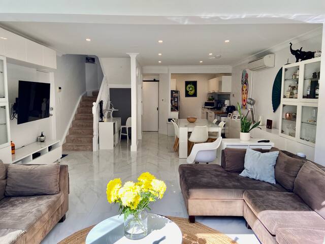 Sunny 3-bed Townhouse, Rose-Bay gallery image 2