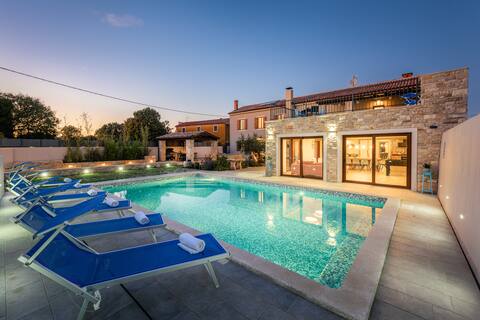 Villa Valtura for 12 with heated pool and seaview