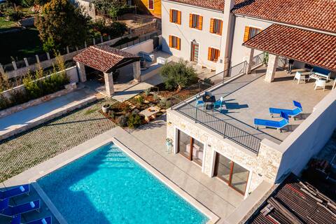Villa Valtura for 12 with heated pool and seaview