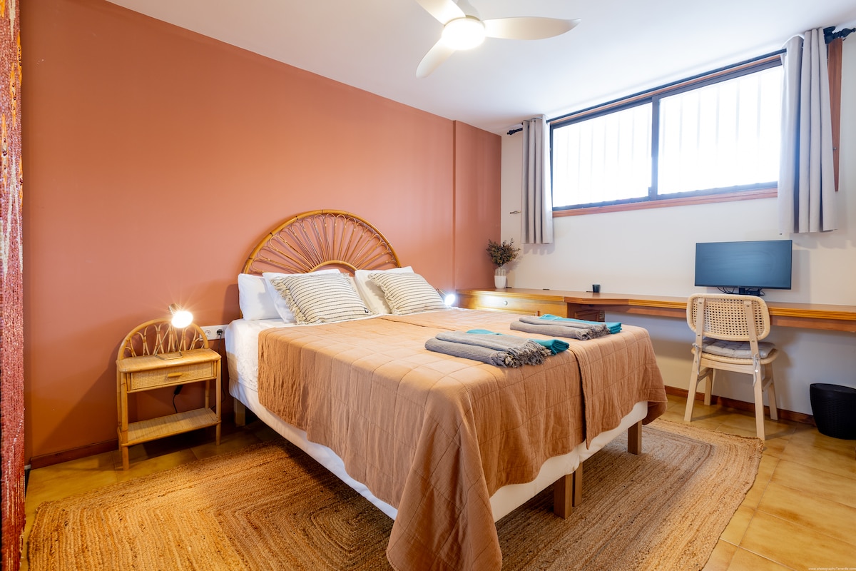 卧室配有双人床和工作站，配有电脑屏幕和内置USB充电器 