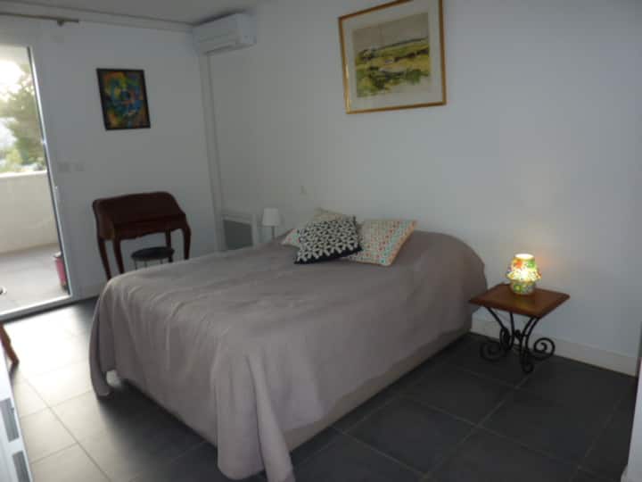 спалня с изглед към терасата 