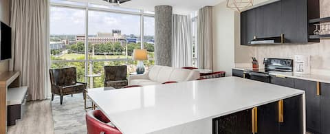 Popular Airbnb listing: Atlanta 2BR Downtown Dlx w/ Full Kitchen in Downtown