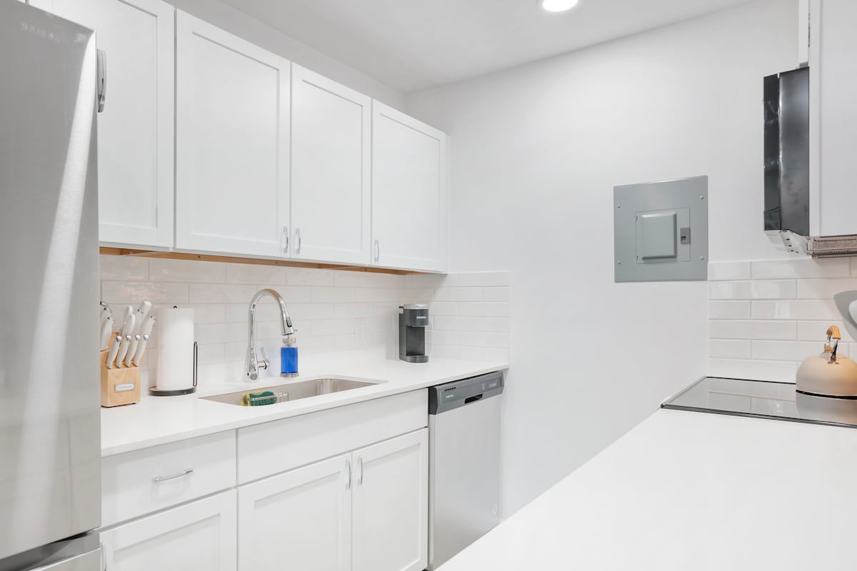 Cozy Central Austin Condo | King Bed + Parking