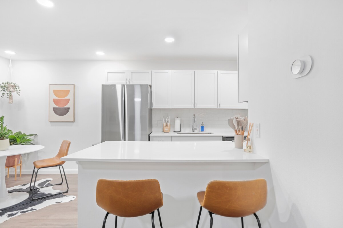 Cozy Central Austin Condo | King Bed + Parking