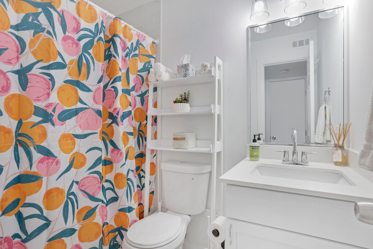 Cozy Central Austin Condo | King Bed + Parking