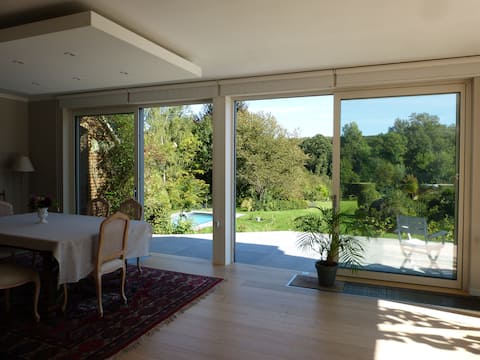 Bright villa, tennis, pool, cinema