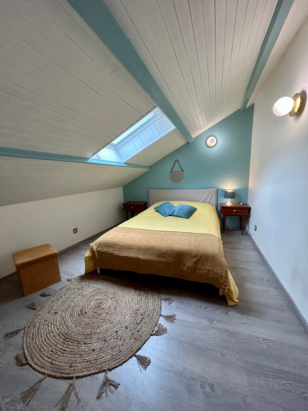 Spálňa 4: výhľad zo zadnej uličky