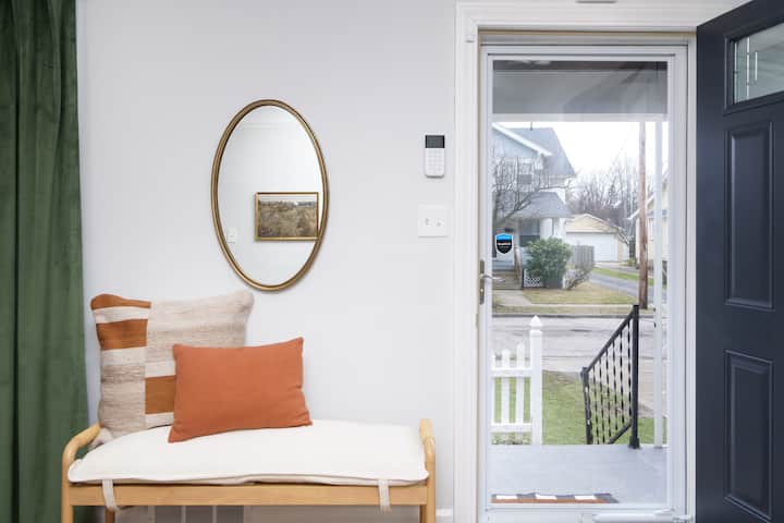Hot Tub - Game Room - Modern Design - Sleeps 9 - Cleveland, OH