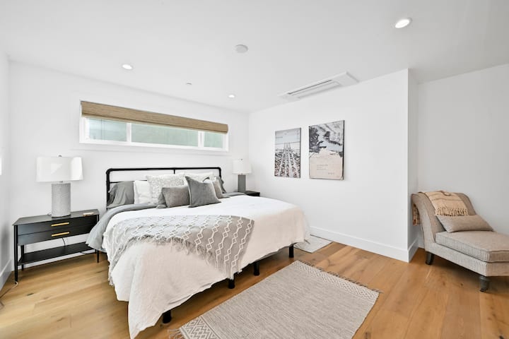 Chumba cha kulala 1 - 

(1) Kitanda cha Mfalme w/ En-Suite na kabati la kutembea.  Chumba hiki cha kulala kiko kwenye Ngazi Kuu mbali zaidi kutoka sebule/eneo la jikoni. 

Chumba hiki kinapendekezwa kwa Mgeni wa Msingi  