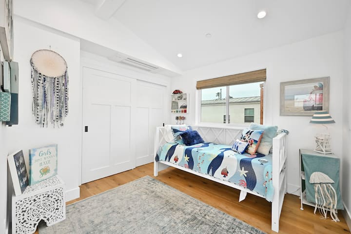 Chumba cha kulala 4 - (1) Kitanda kimoja kilicho kwenye ngazi ya 3 karibu na sebule ya juu. 
