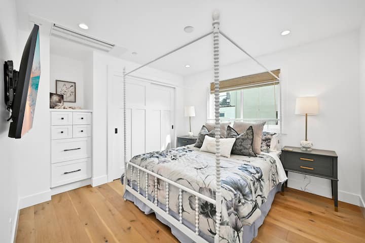 Chumba cha kulala 2 - (1) Kitanda cha Malkia kilicho kwenye ngazi kuu karibu na sebule. 