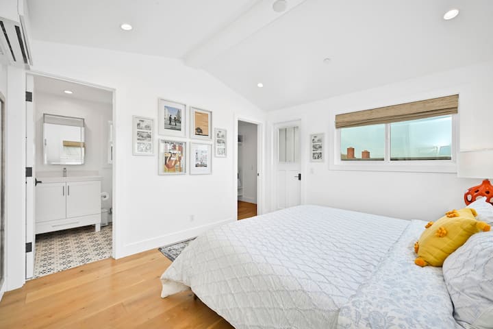 Chumba cha kulala 3 - 

(1) Kitanda cha Mfalme w/ En-Suite na kabati la kutembea.  Chumba hiki cha kulala kiko kwenye Ngazi ya Juu (ghorofa ya 3) mbali zaidi kutoka eneo la juu la sebule. 

Chumba hiki pia kinapendekezwa kwa Mgeni wa Msingi  