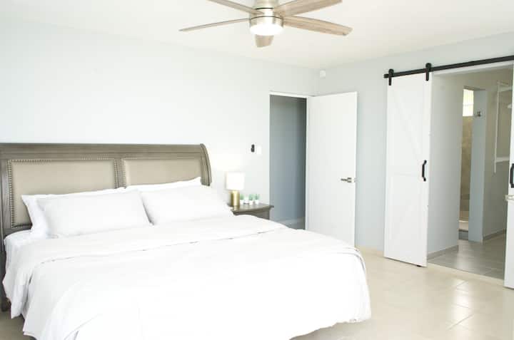 חדר שינה ראשי עם מיטת קינג סייז וחדר רחצה גדול צמוד!