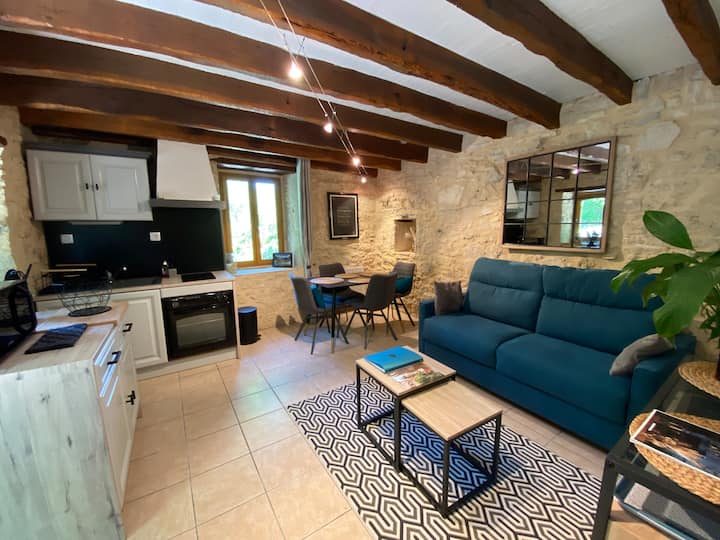 סלון עם ספה נפתחת זוגית.