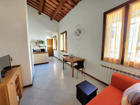 [In-centro] Bright apt. with A/C ,  Wi-Fi