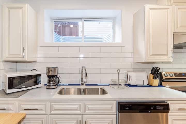 Super Discounted Rate 3-bdrm Bsmt Suite Near Whyte - Edmonton