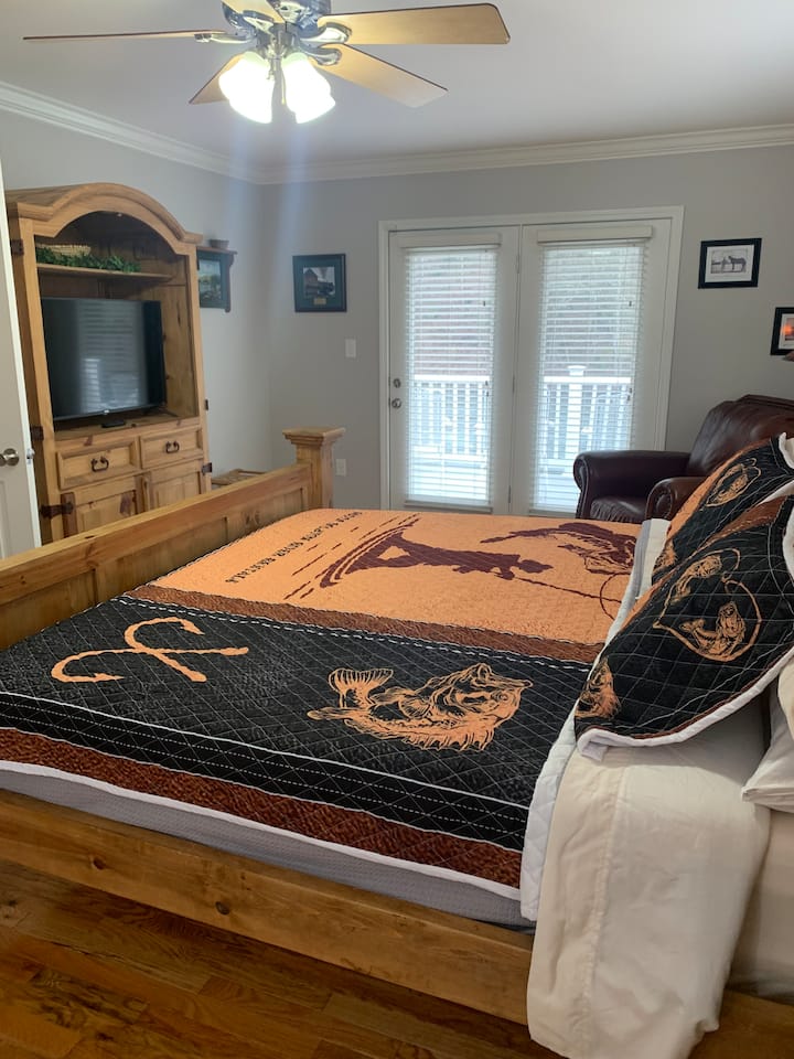 Veľká posteľ, stolička na čítanie, inteligentná televízia a ďalší skvelý výhľad na rieku! 
