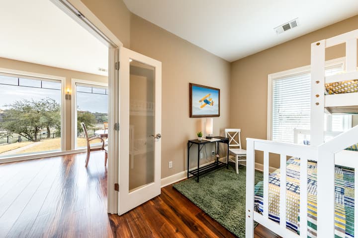 مدخل غرفة سرير بطابقين مع إضاءة طبيعية، مثالية للأطفال أو الضيوف الإضافيين، قبالة منطقة المعيشة الرئيسية مباشرة.