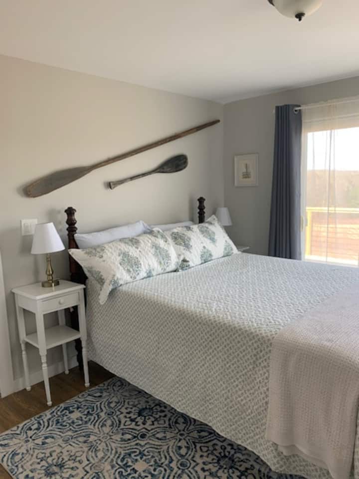 Queen ზომა საწოლი ერთვის საკუთარი აბაზანა აბაზანა/საშხაპე. მოცურების კარი გადაჰყურებს ფანტასტიკური ხედი მოცვის სფეროებში და მდინარე.