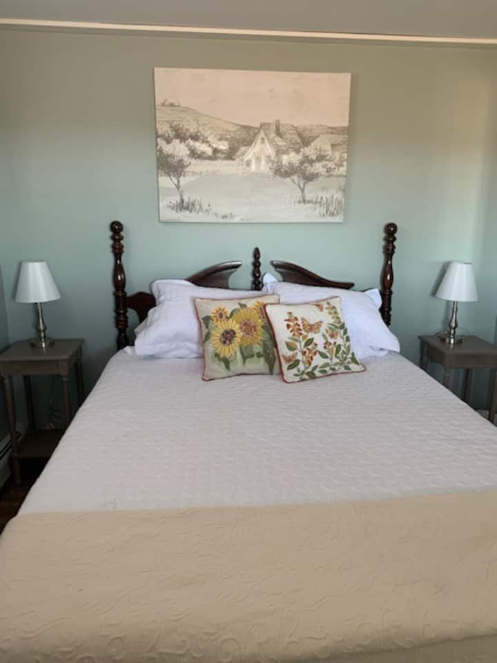 Საძინებლის საწოლი დაბლა, საიდანაც თვალწარმტაცი ხედი იშლება. 