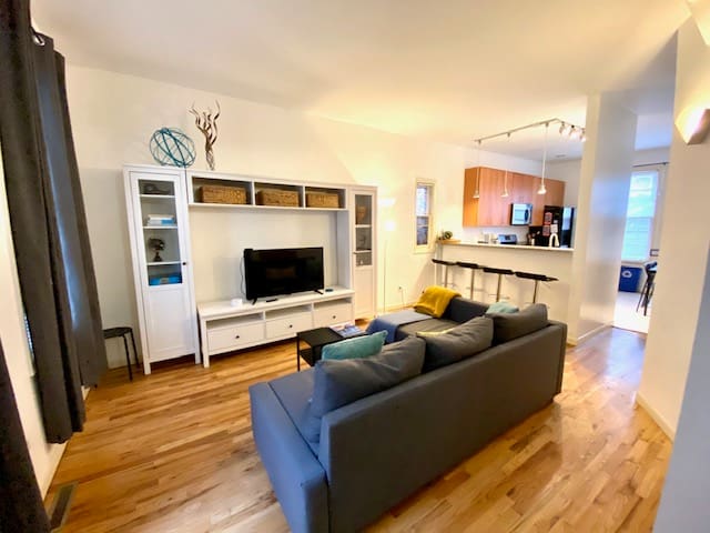 Awesome 4-BR/2BA House in the Heart of Wrigley!