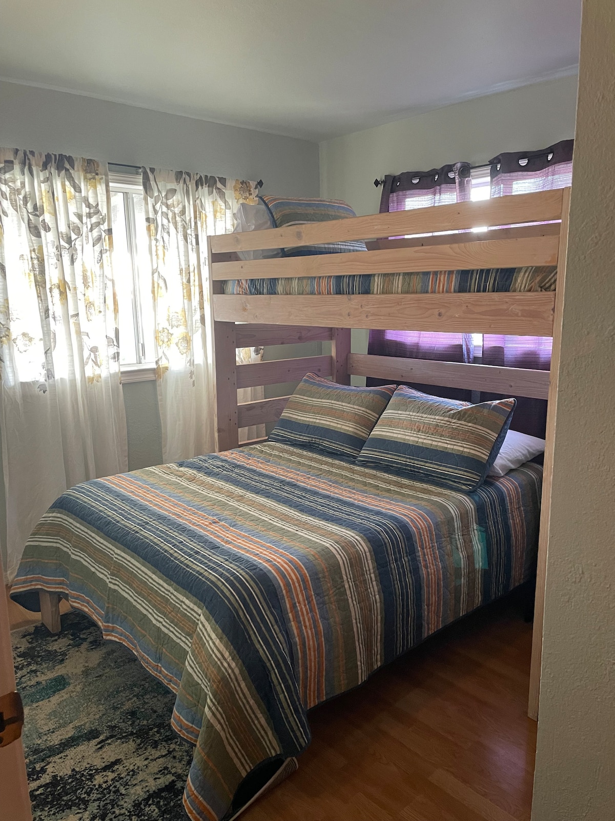 Chumba cha kulala #2 vitanda vya ghorofa- ukubwa kamili chini , twin juu