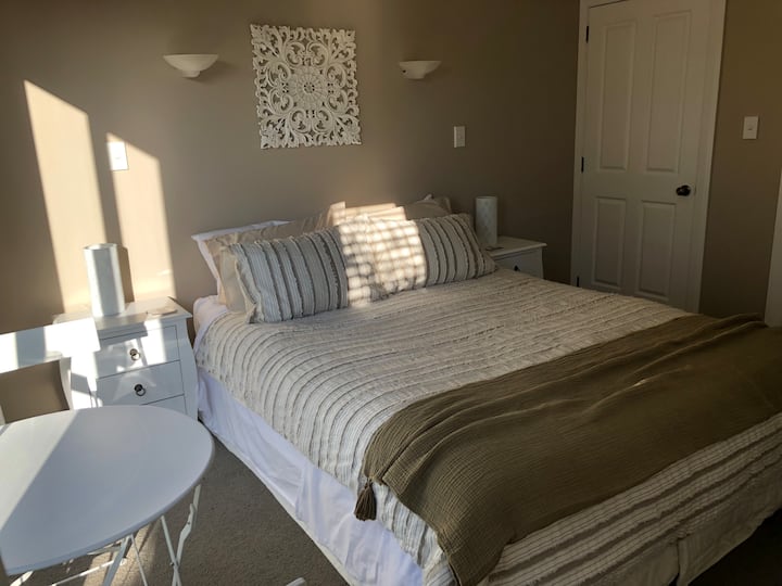 חדר שקט  ומרגיע מאוד עם מיטת קווין סייז נעימה.