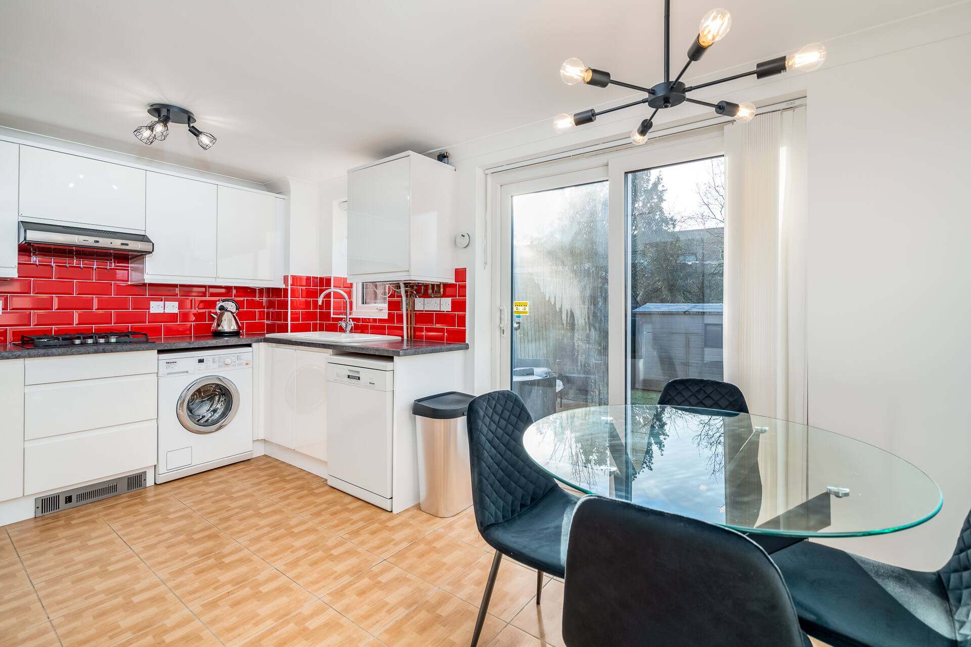 Pass the Keys Stylish 4 Bedroom Home with Parking in Borehamwood — foto 4