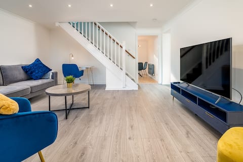 Stylish 4 Bedroom Home with Parking in Borehamwood