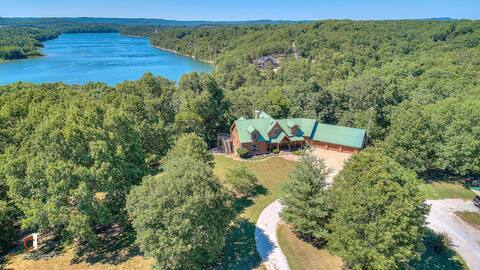 HUGE Ozark log cabin! Sleeps 32 w/ 4 boat slips!