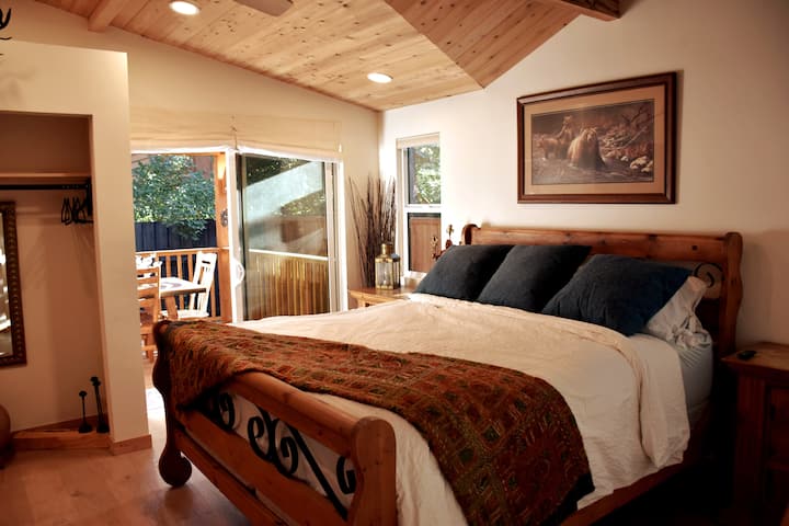 主卧配有加大双人床、最优质的有机棉床垫