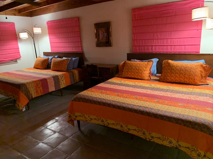 غرفة النوم رقم2 بسريرين بحجم كينغ