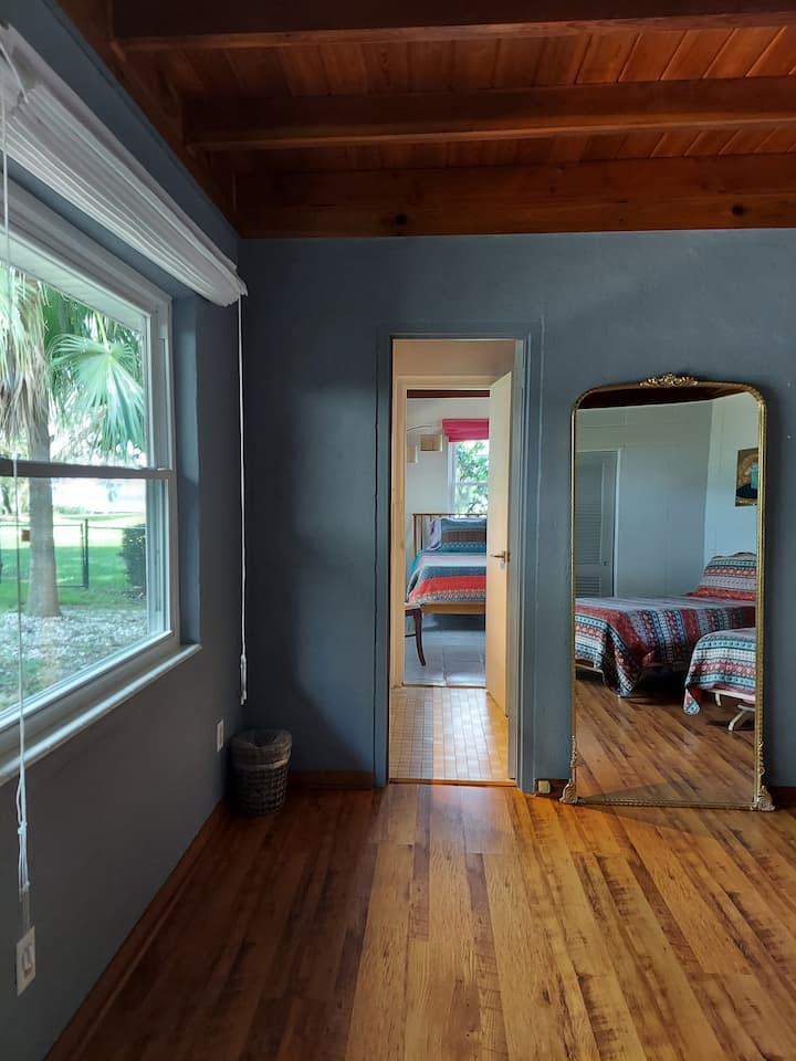 1 من 3 غرف نوم:
غرفة تضم سريرين صغيرين مع سريرين صغيرين طويلين مع إطلالة على البحيرة وإطلالة على حمام السباحة