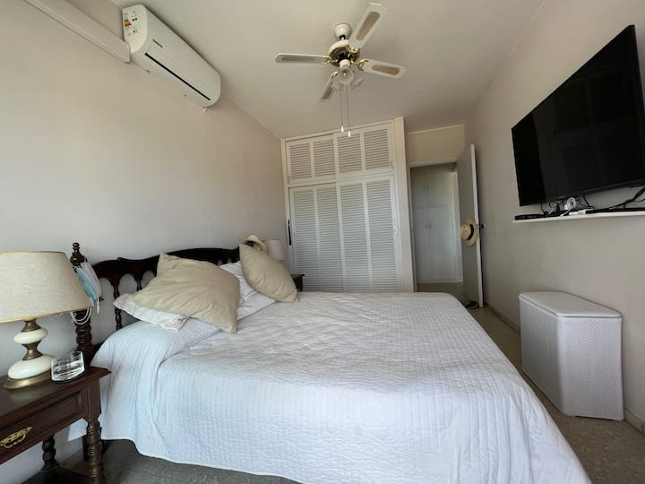Cama king size e armários amplos.
Unidade Inverter e ventilador de teto para manter o melhor nível de conforto.
Terraço com vista para a Isla Gorriti e o pôr do sol.