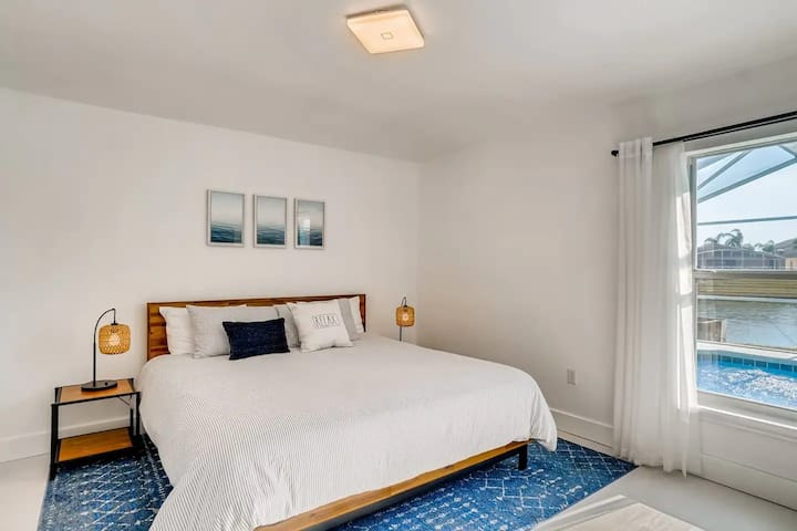 جناح أساسي ثانٍ بإطلالة على حمام السباحة والبحيرة حتى تتمكن من الاسترخاء مع الطبيعة. 