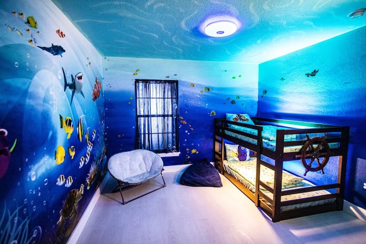 غرفة نومو مع أسرّة بطابقين منخفضة إلى الأرض مصممة حتى يتمكن الأطفال من التسلق بسهولة