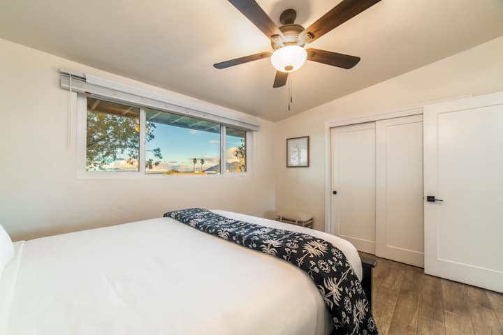 يمكنك العودة إلى ملاذك الخاص في غرفة نومنا الثانية المريحة، مع سرير مزدوج فاخر وجميع وسائل الراحة التي تحتاجها لإقامة هادئة ومريحة.