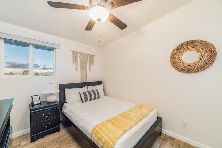 استمتع بالراحة المريحة في غرفة نومنا الثالثة، التي تتميز بسرير مزدوج وبطانية قدم فاخرة، وهي مثالية لقضاء ليلة مريحة بعد مغامراتك في استكشاف المدينة.