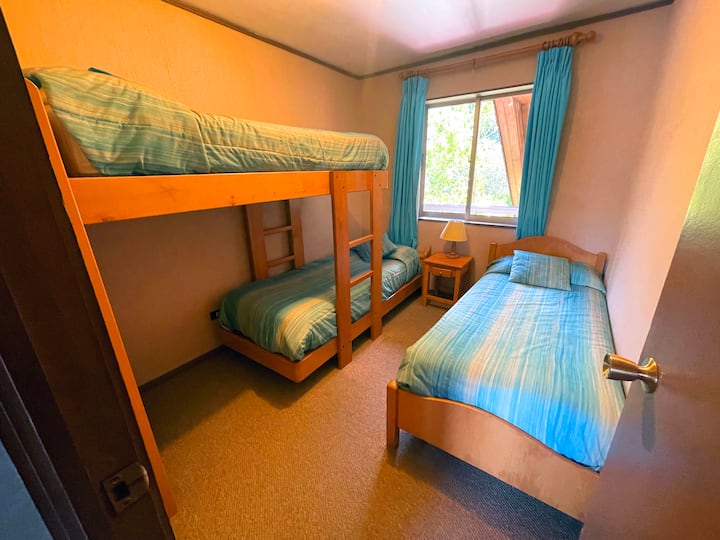 3er dormitorio con camarote y cama单人/第三间卧室，配有双层床和单人床