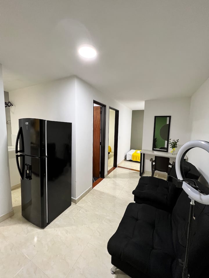 Nevera con refrigeración y congelación, ideal para largas estancias y eventos especiales. Espacio para trabajar, accesorio para grabar contenido y parlante para escuchar música y/o audios. 