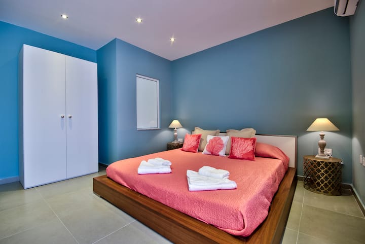 Dormitorio king (cama de 180 cm de ancho) en el nivel 2