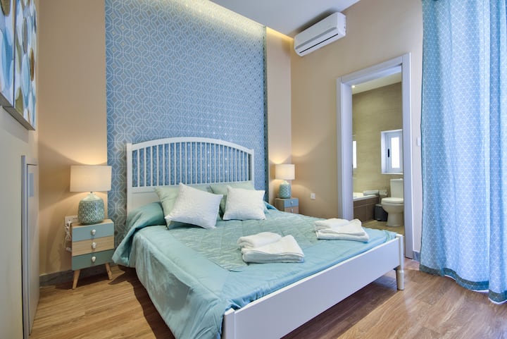 Habitación principal (cama de 160 cm de ancho) en el nivel uno con baño privado en la bañera.