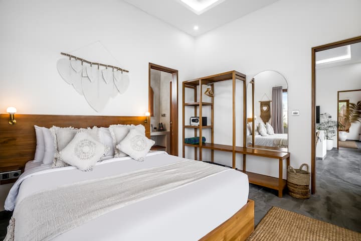 Descansa y rejuvenece en el dormitorio elegante y cómodo