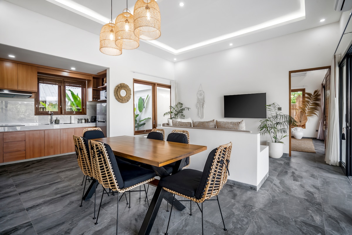 Villa in Sukawati · ★4.88 · 2 bedrooms · 2 beds · 2 private baths รายการ Airbnb เปรียบเทียบ