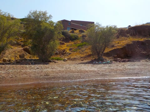 Popular Airbnb listing: Guesthouse above the Sea in Δήμος Κυθήρων