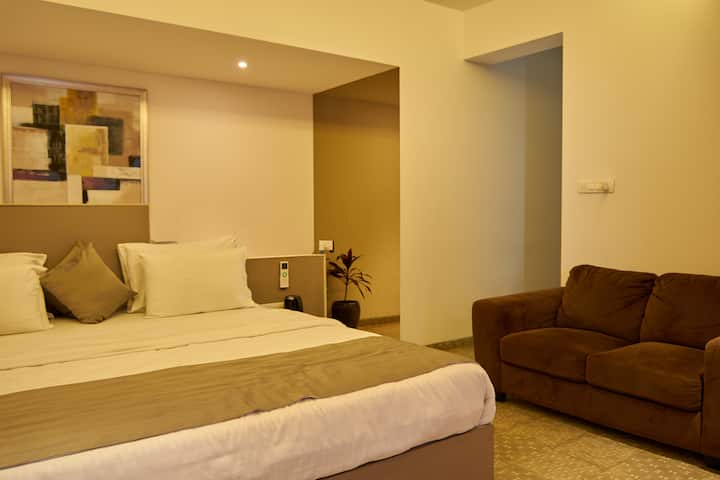 ОСНОВНА СПАЛНЯ
Стаята е оборудвана с двойно легло king size, климатик и спираща дъха гледка към хълмовете. Разполага с прилежаща баня, която има луксозна вана за двама с изглед към собствената си, така че да можете да се отдадете на удоволствията на величието.